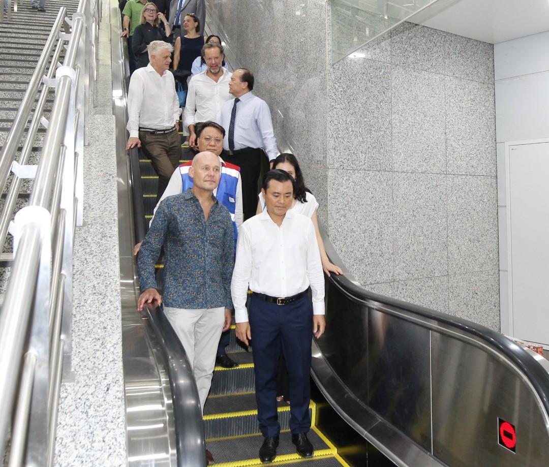 Những vị khách đặc biệt trải nghiệm metro Bến Thành - Suối Tiên- Ảnh 1.