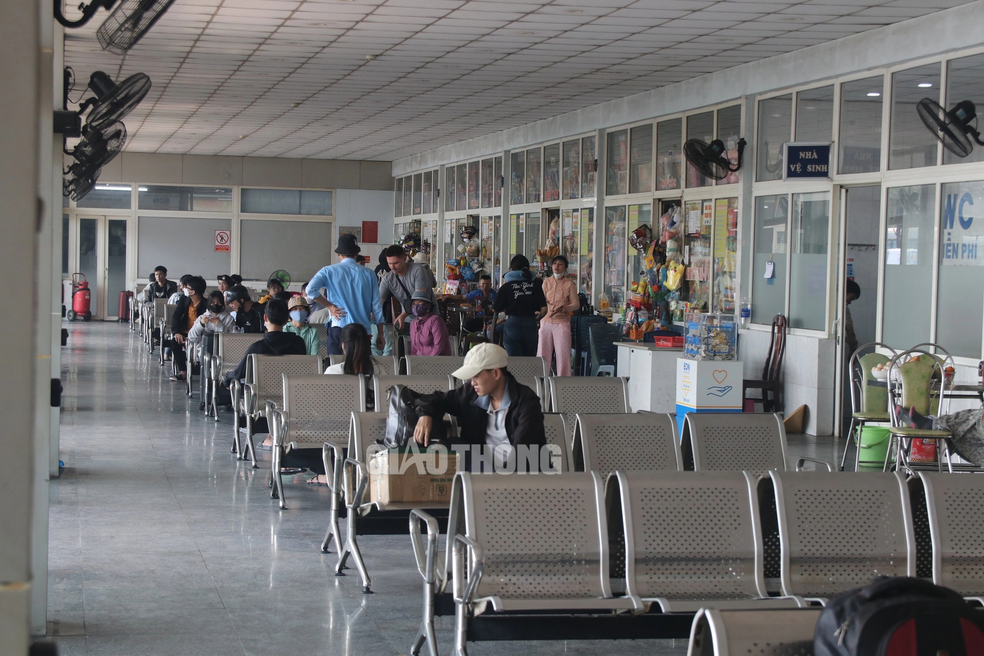 Sân bay, bến xe Đà Nẵng nhộn nhịp ngày đầu nghỉ lễ- Ảnh 4.