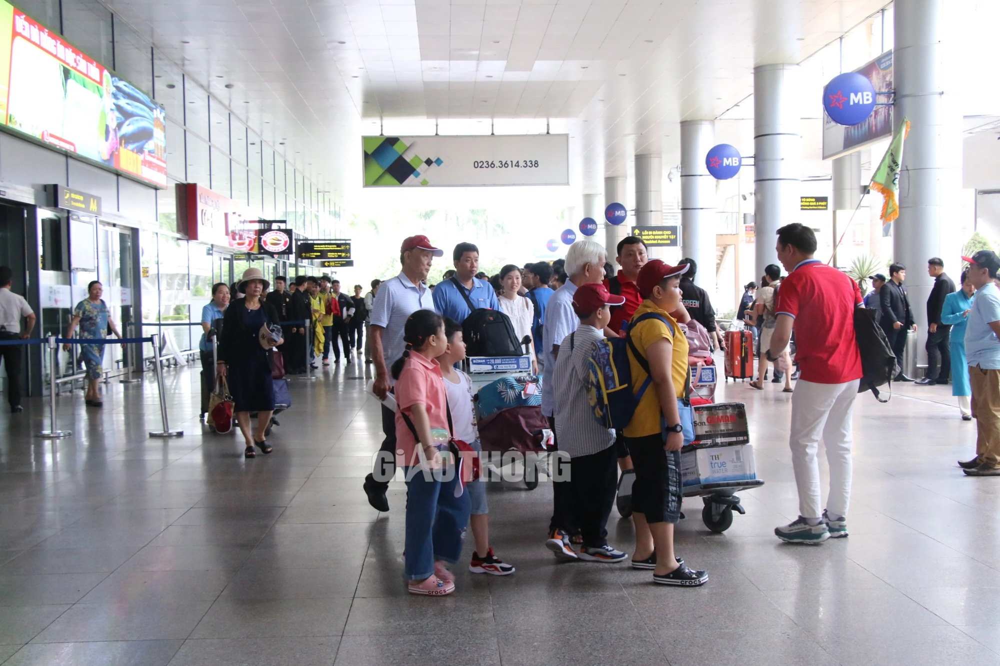 Sân bay, bến xe Đà Nẵng nhộn nhịp ngày đầu nghỉ lễ- Ảnh 13.