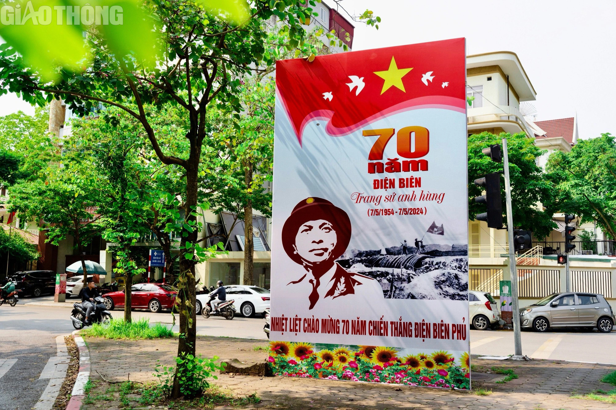 Phố phường Hà Nội rực rỡ sắc đỏ mừng ngày lễ lớn- Ảnh 2.