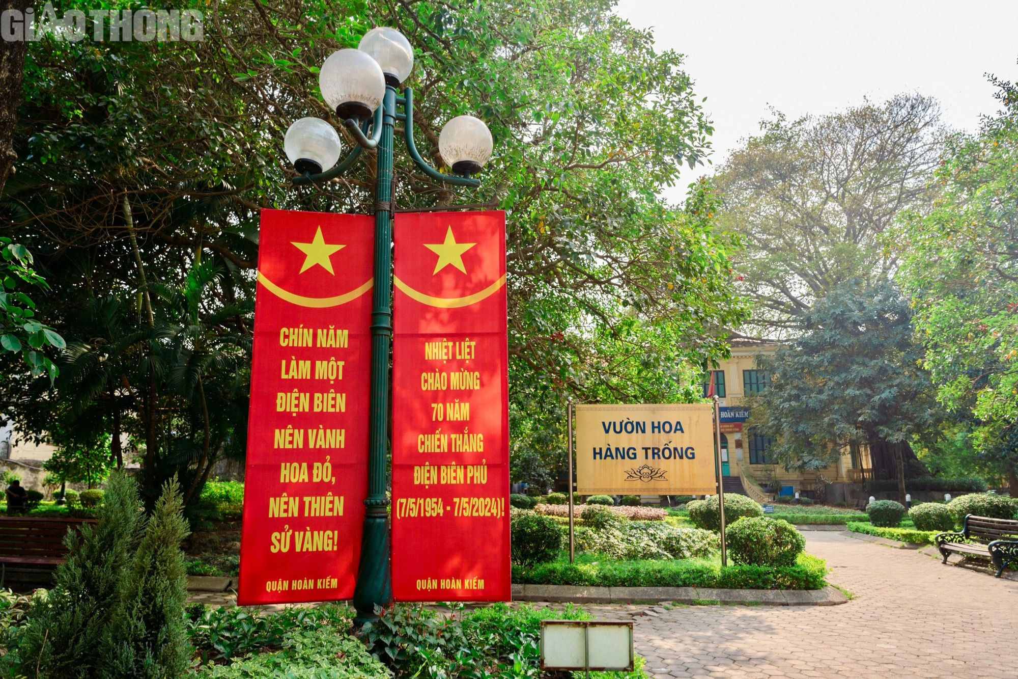 Phố phường Hà Nội rực rỡ sắc đỏ mừng ngày lễ lớn- Ảnh 3.