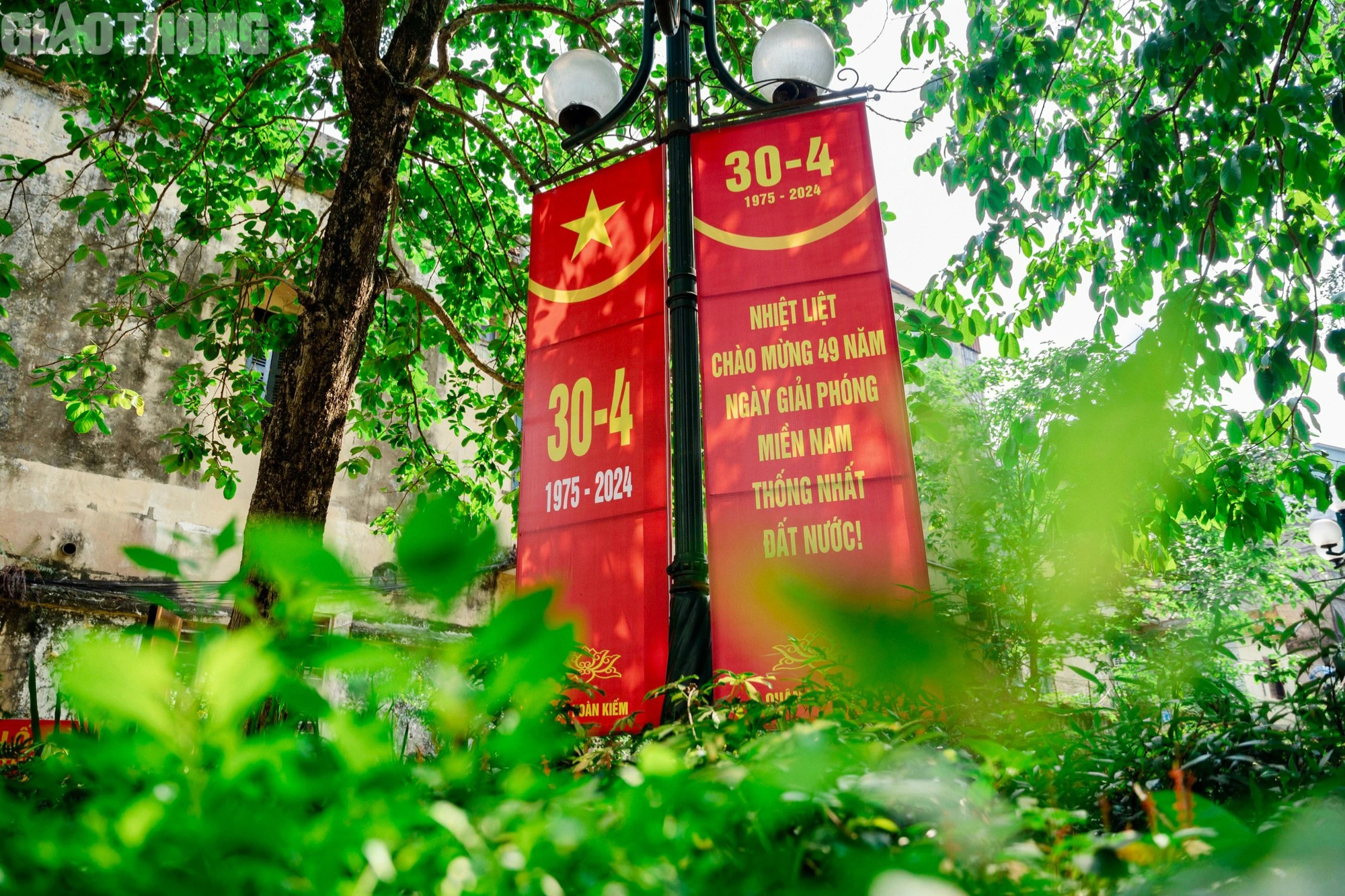 Phố phường Hà Nội rực rỡ sắc đỏ mừng ngày lễ lớn- Ảnh 5.