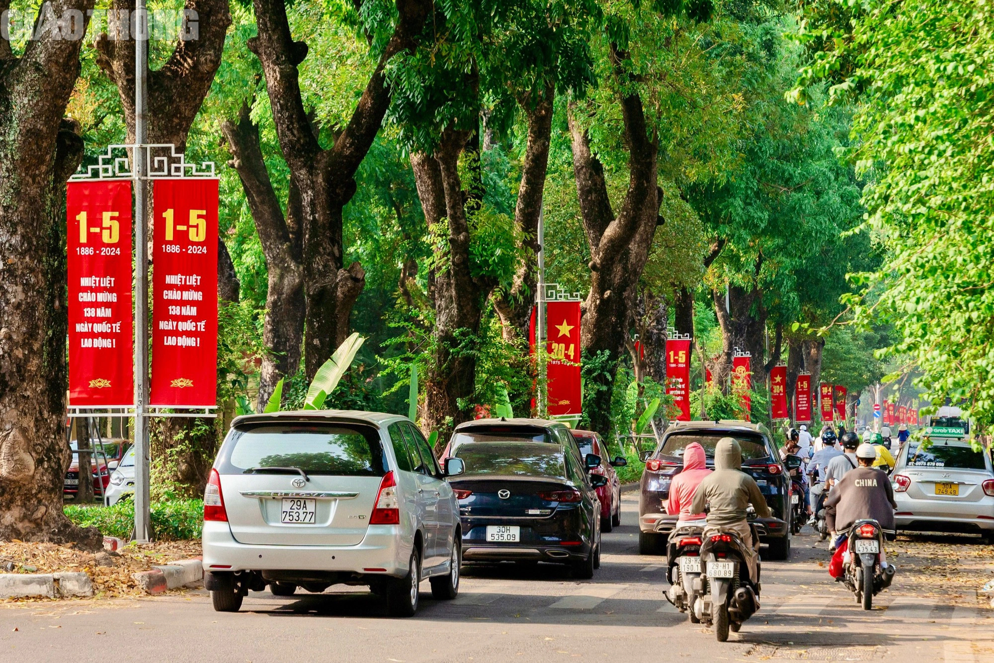 Phố phường Hà Nội rực rỡ sắc đỏ mừng ngày lễ lớn- Ảnh 7.