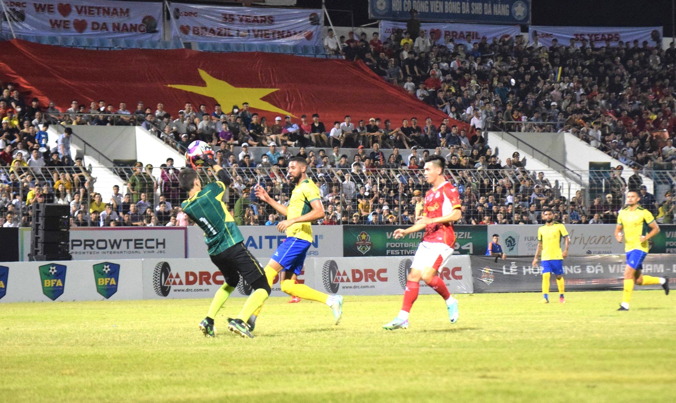 Đẳng cấp vượt trội, cựu danh thủ Brazil thắng đậm đội ngôi sao Việt Nam- Ảnh 3.