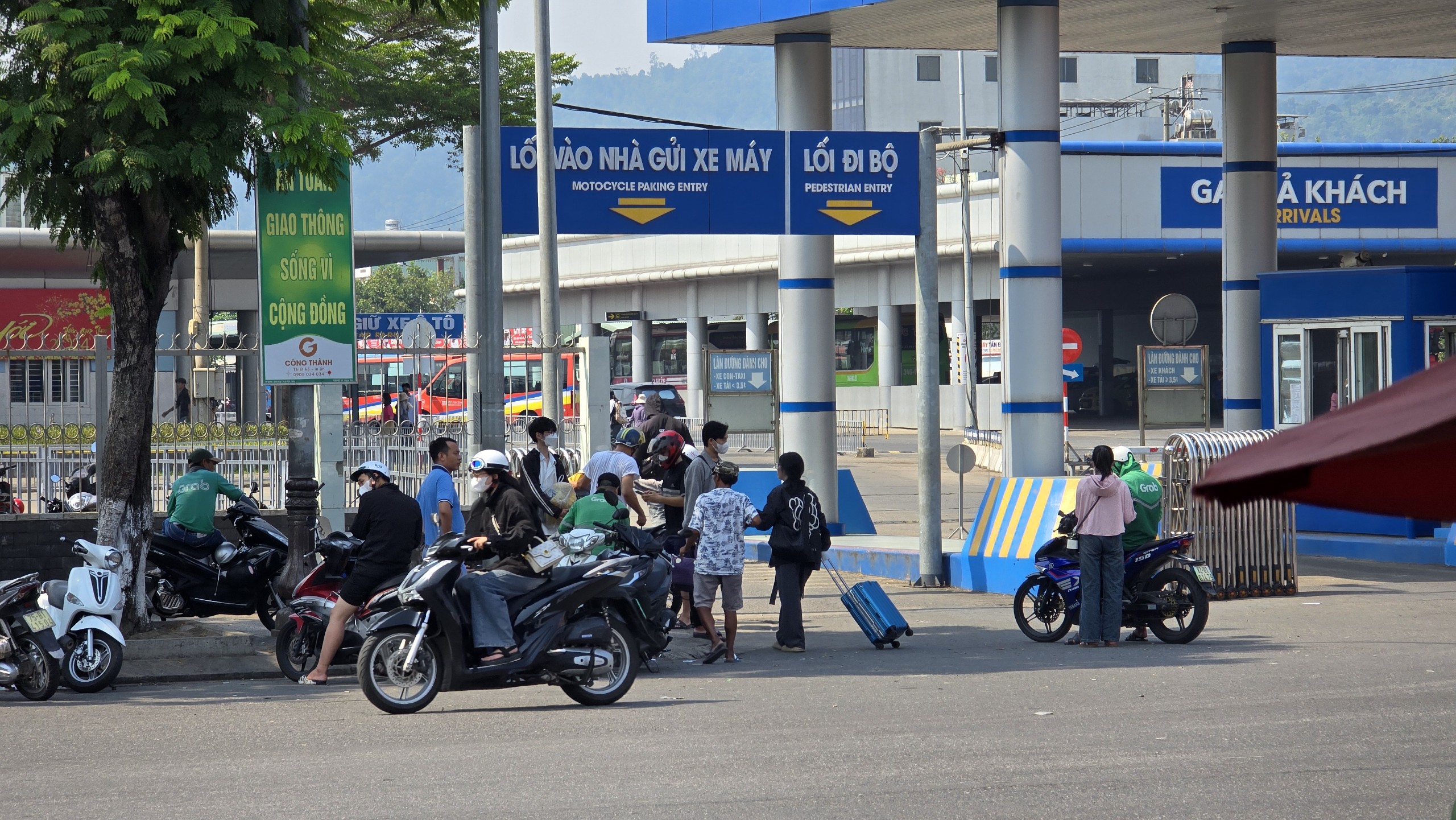 Sân bay, bến xe Đà Nẵng nhộn nhịp ngày đầu nghỉ lễ- Ảnh 2.