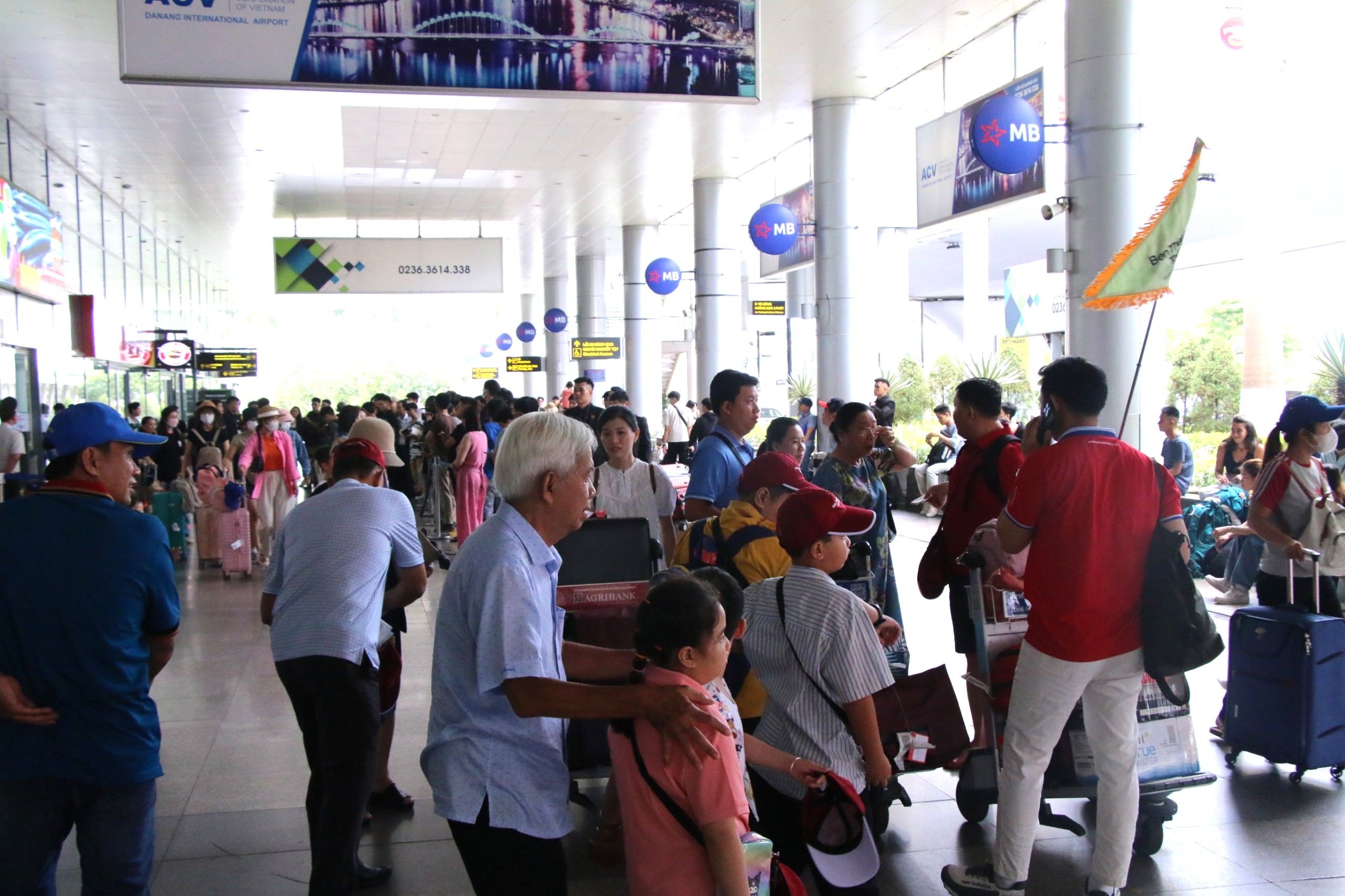 Sân bay, bến xe Đà Nẵng nhộn nhịp ngày đầu nghỉ lễ- Ảnh 10.