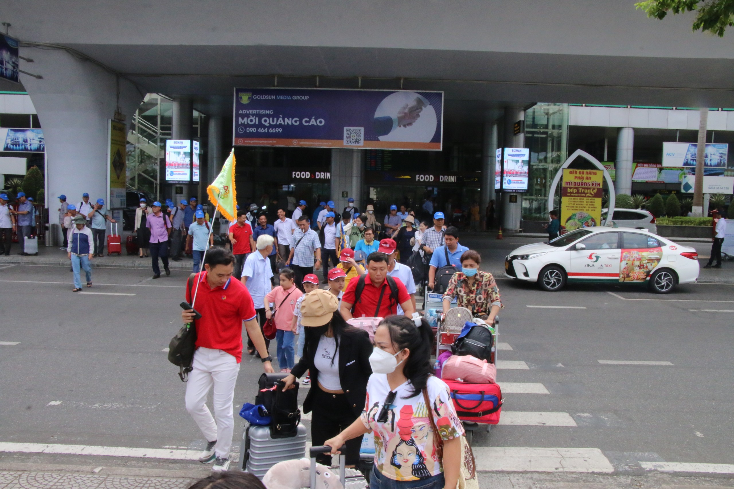 Sân bay, bến xe Đà Nẵng nhộn nhịp ngày đầu nghỉ lễ- Ảnh 9.