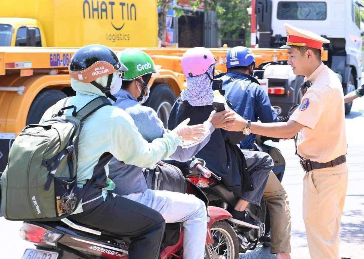 CSGT Đồng Nai trao khăn lạnh, nước suối cho người dân về quê giữa nắng nóng 40 độ- Ảnh 8.