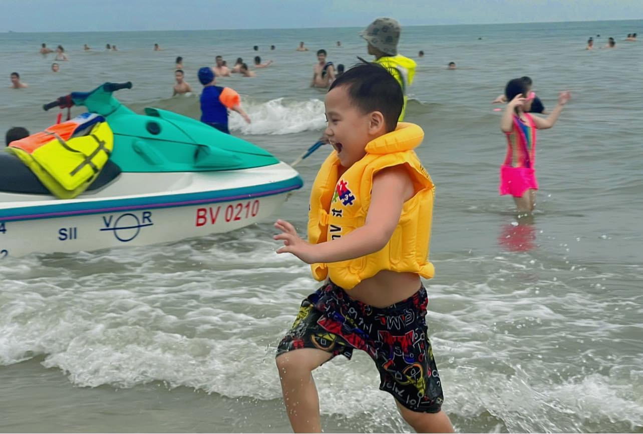 Bà Rịa - Vũng Tàu: Gần 66.000 du khách đến vui chơi tắm biển trong ngày đầu lễ- Ảnh 1.