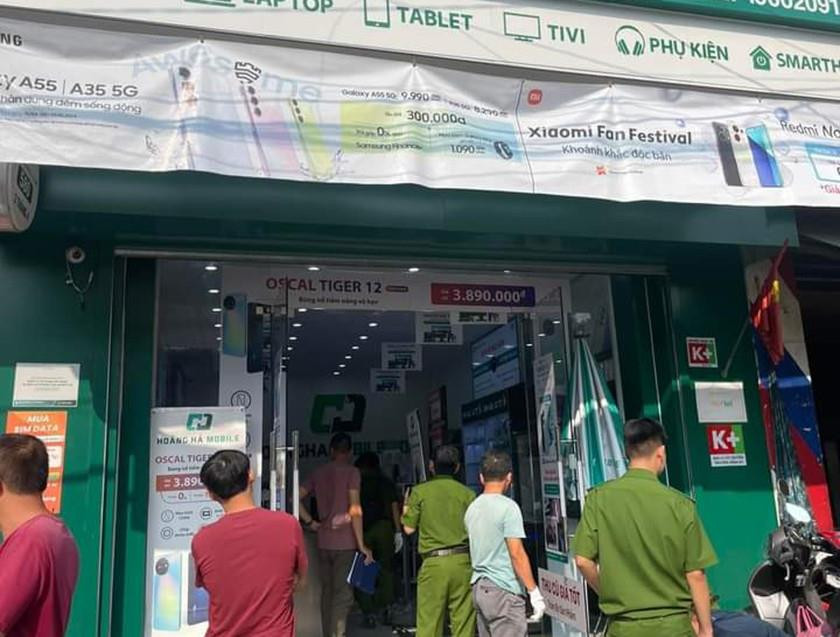 Bắt giữ 3 người nước ngoài cướp cửa hàng điện thoại ở Nha Trang- Ảnh 1.