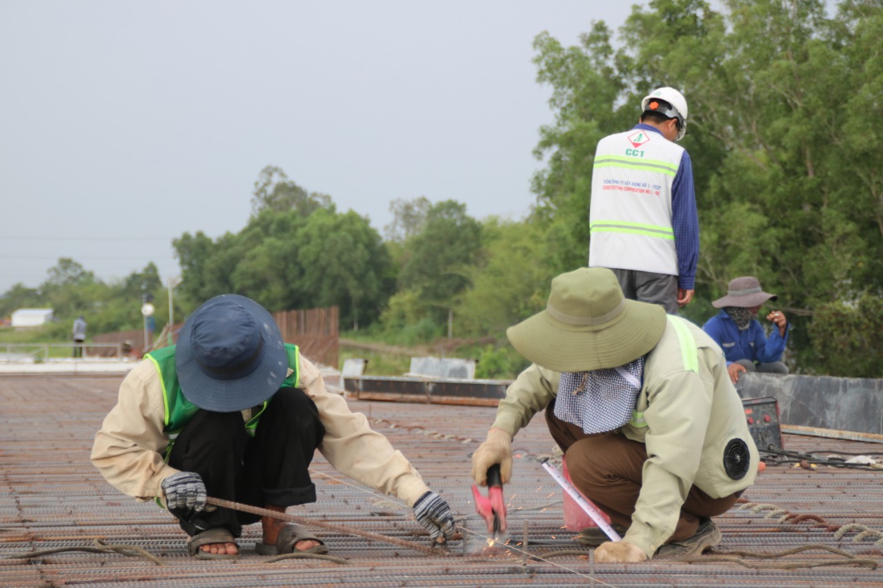 Giọt mồ hôi giữa cái nắng 40 độ trên công trường cao tốc Cần Thơ - Cà Mau- Ảnh 2.