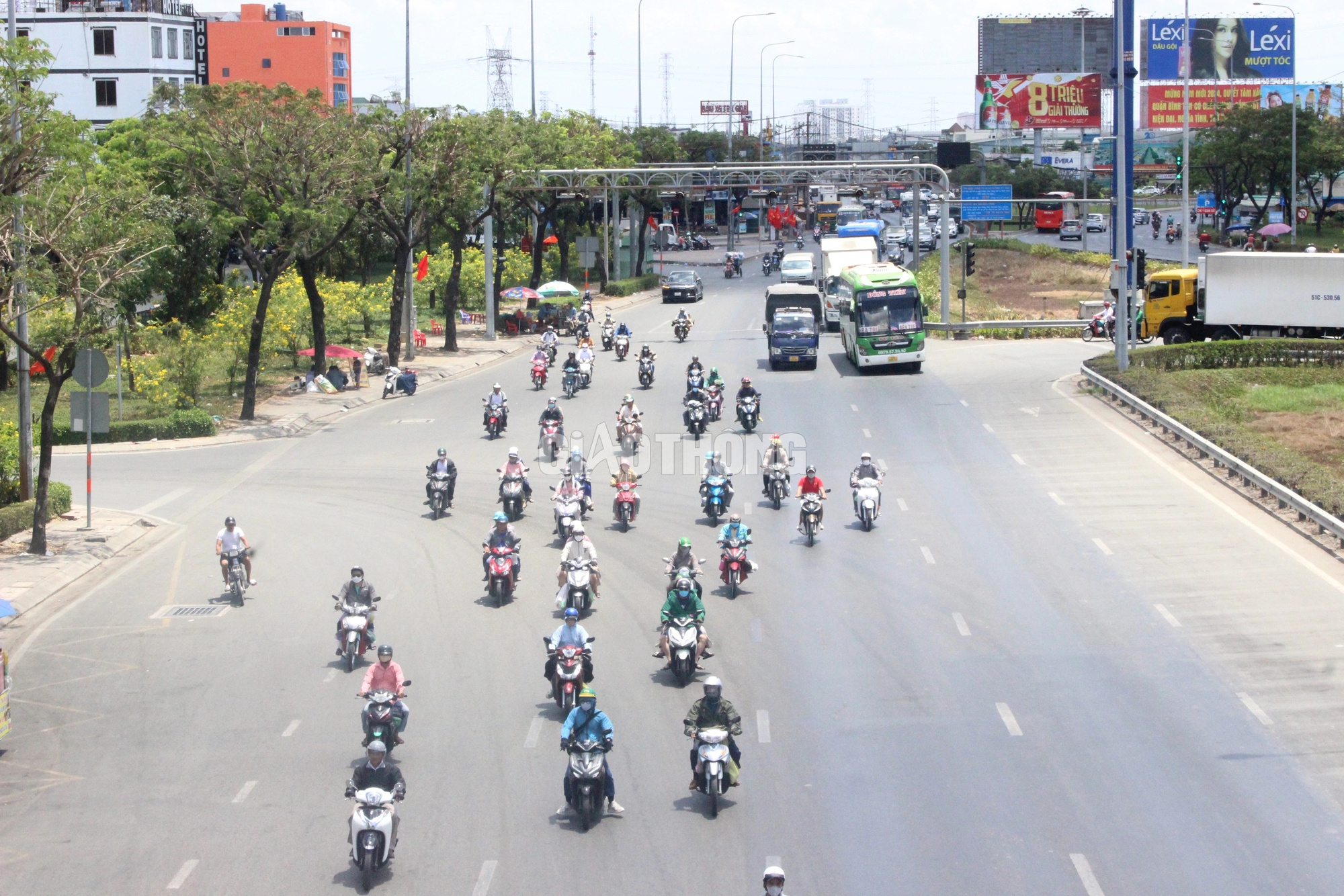 TP.HCM thoát cảnh kẹt xe các cửa ngõ ngày thứ 2 nghỉ lễ- Ảnh 8.