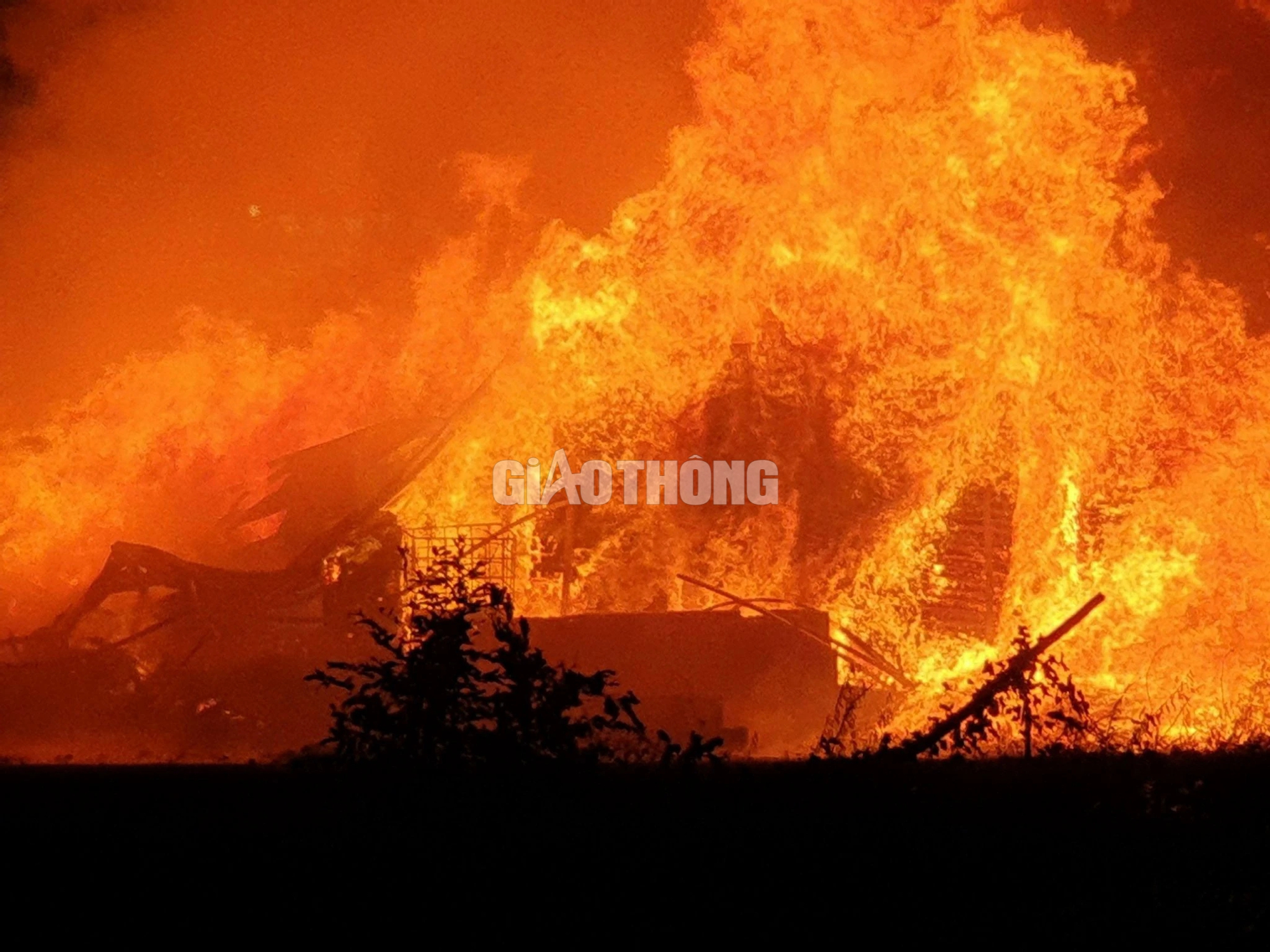 Cháy dữ dội kèm theo nhiều tiếng nổ tại kho hàng ở Bình Dương- Ảnh 1.
