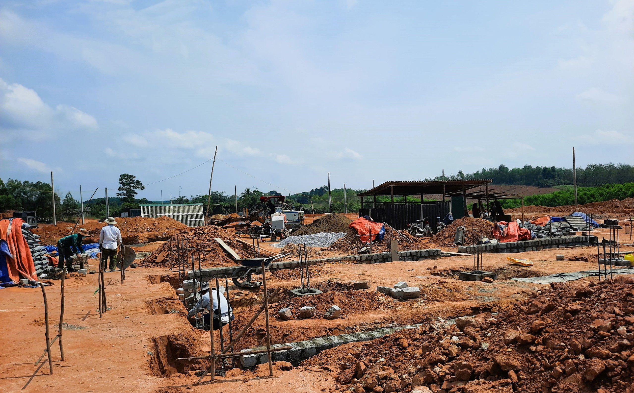 Những căn nhà đầu tiên gấp rút hoàn thành tại khu tái định cư cao tốc Vạn Ninh - Cam Lộ- Ảnh 3.