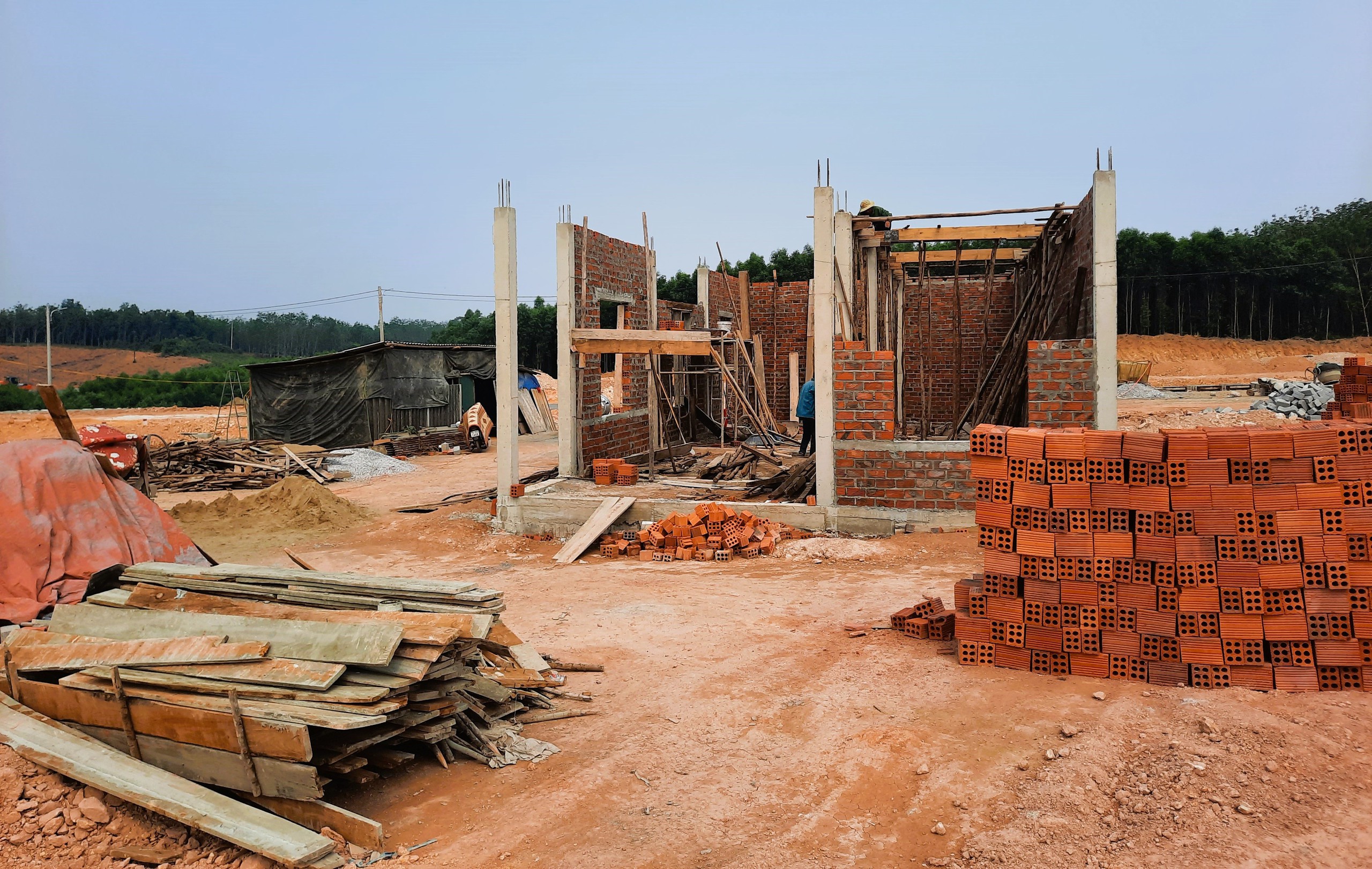 Những căn nhà đầu tiên gấp rút hoàn thành tại khu tái định cư cao tốc Vạn Ninh - Cam Lộ- Ảnh 2.