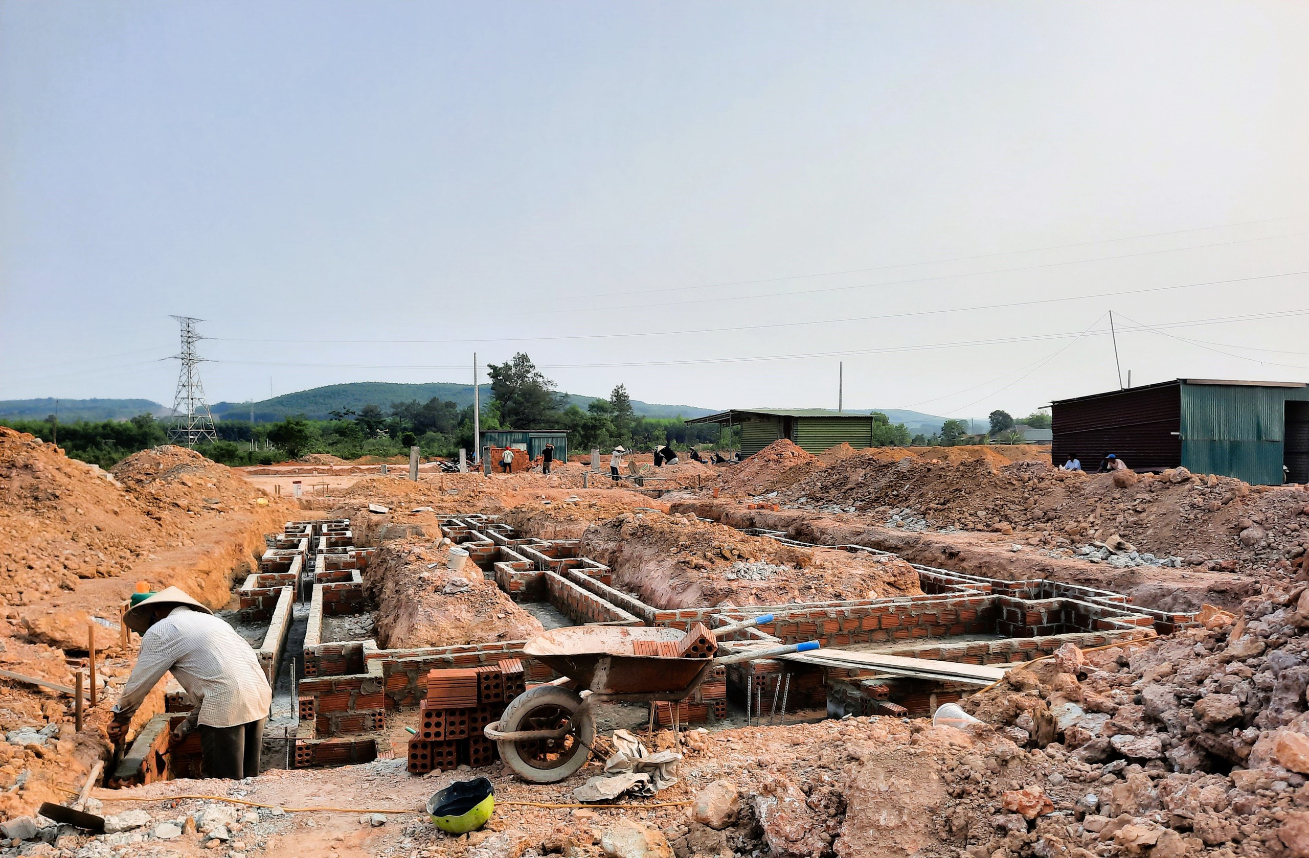 Những căn nhà đầu tiên gấp rút hoàn thành tại khu tái định cư cao tốc Vạn Ninh - Cam Lộ- Ảnh 6.