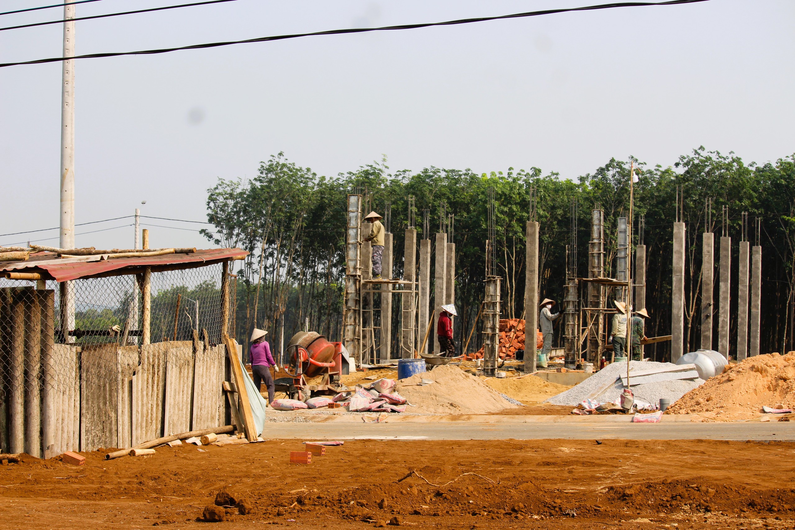 Những căn nhà đầu tiên gấp rút hoàn thành tại khu tái định cư cao tốc Vạn Ninh - Cam Lộ- Ảnh 10.