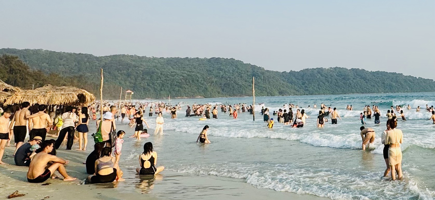 Du khách ken cứng trên bờ, bãi biển ở Quảng Ninh 2 ngày đầu dịp nghỉ lễ- Ảnh 1.