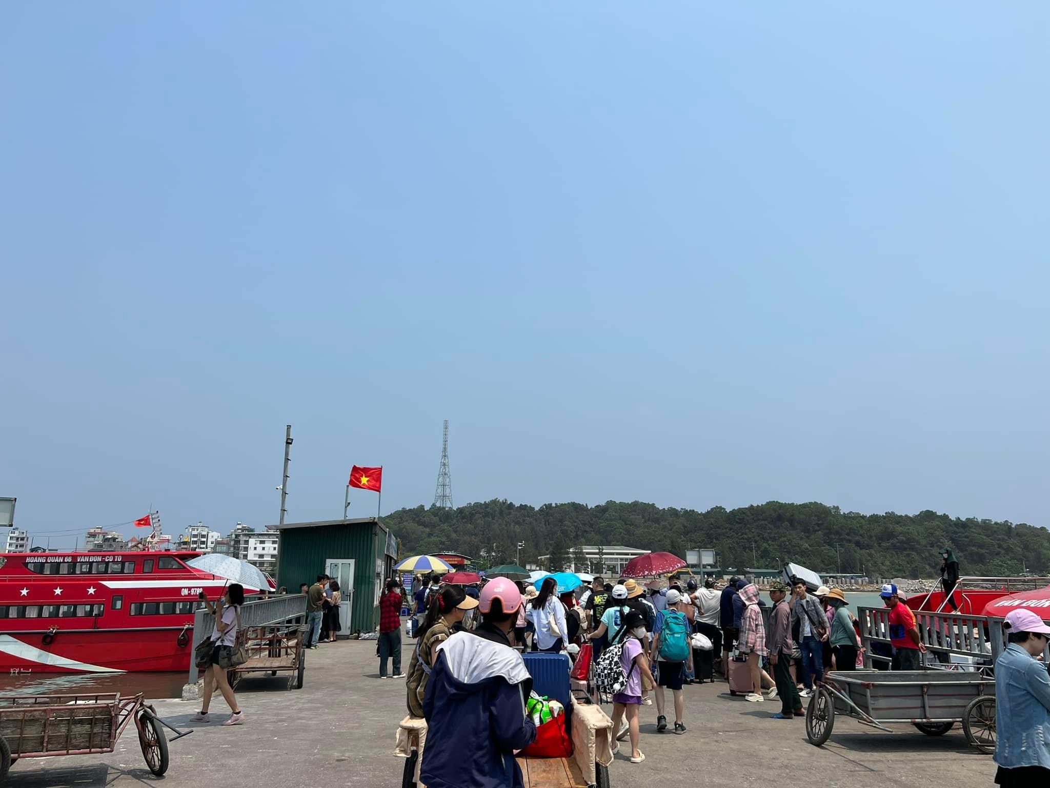 Du khách ken cứng trên bờ, bãi biển ở Quảng Ninh 2 ngày đầu dịp nghỉ lễ- Ảnh 4.