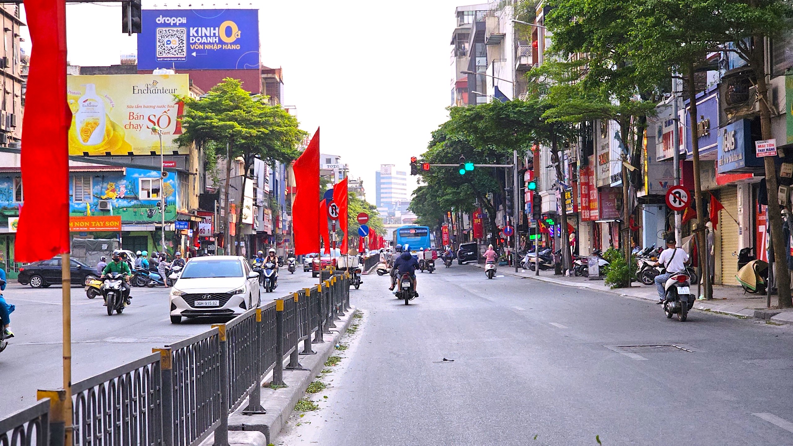 Hà Nội nắng nóng, đường phố vắng vẻ dịp nghỉ lễ- Ảnh 9.
