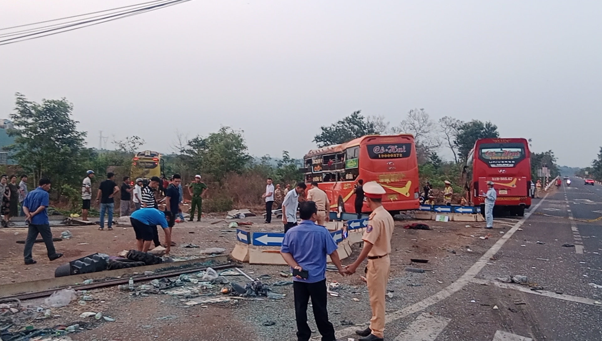 Hai xe khách va chạm trên đường Hồ Chí Minh, 1 người tử vong, nhiều người bị thương- Ảnh 2.