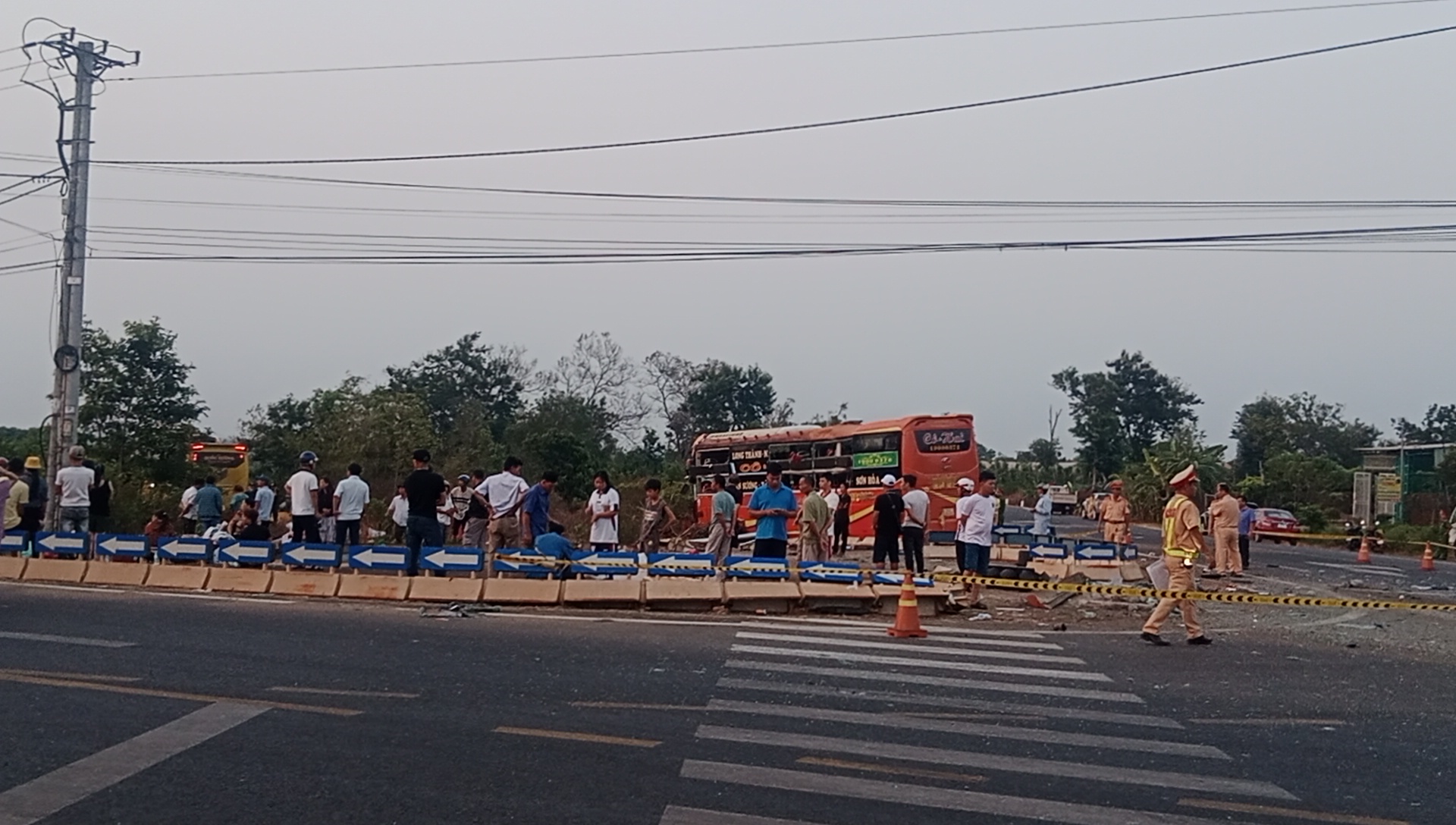 Hai xe khách va chạm trên đường Hồ Chí Minh, 1 người tử vong, nhiều người bị thương- Ảnh 4.