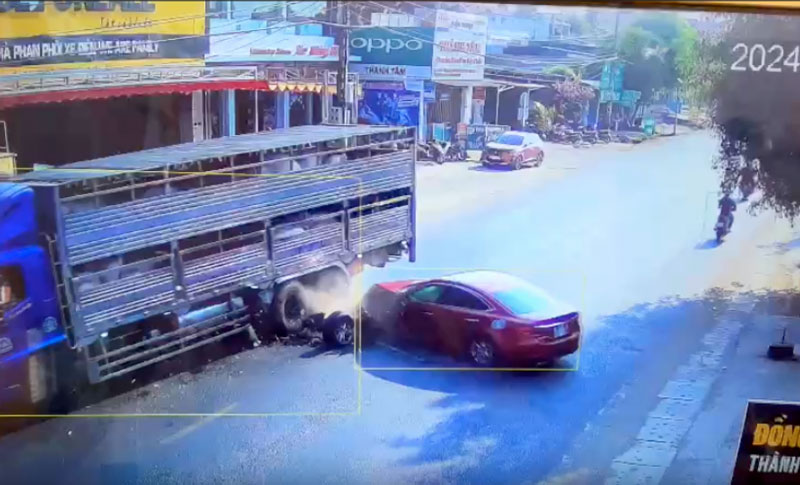 Thời điểm xe ô tô con tông xe tải (Ảnh cắt từ video).