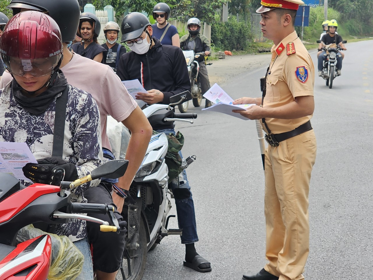 Lượng khách đổ về Sa Pa, Đồng Văn, Tam Đảo dịp nghỉ lễ không có đột biến- Ảnh 11.