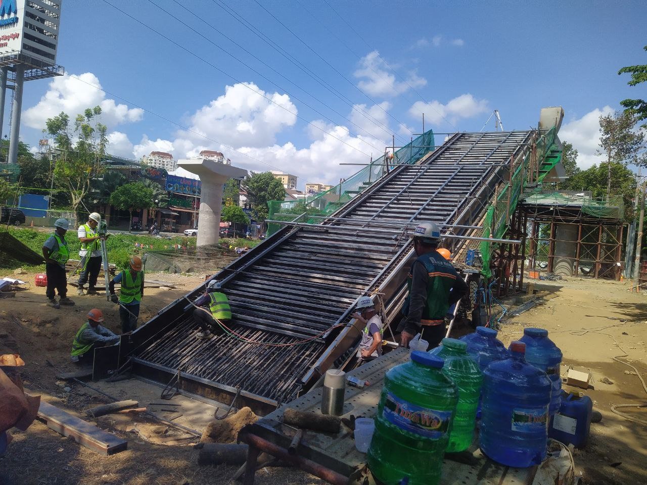 TP.HCM: Hoàn thành 2 cầu bộ hành kết nối metro số 1- Ảnh 3.