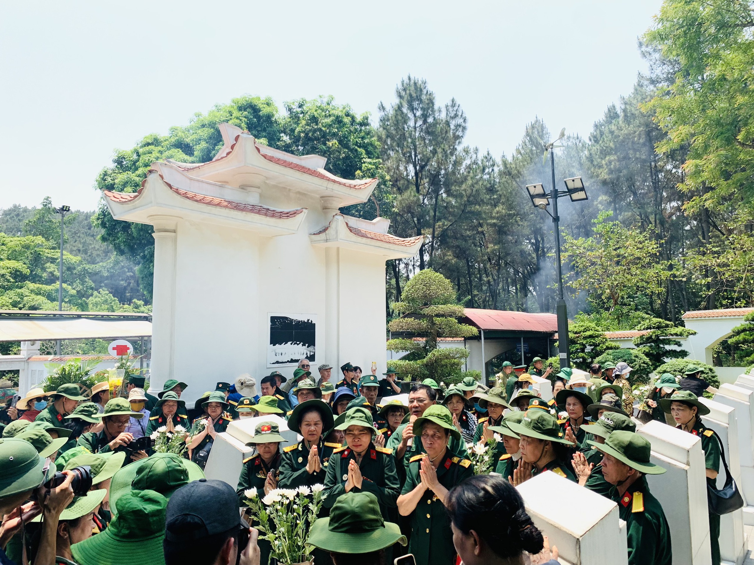 Hàng nghìn du khách hành hương về Ngã ba Đồng Lộc- Ảnh 3.