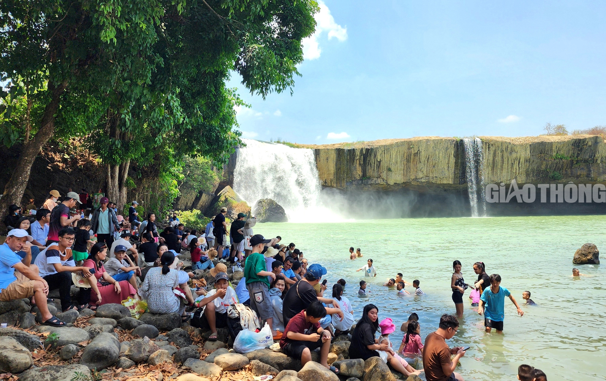 Du khách đổ xô về thác nước đẹp nhất Tây Nguyên “giải nhiệt”- Ảnh 1.