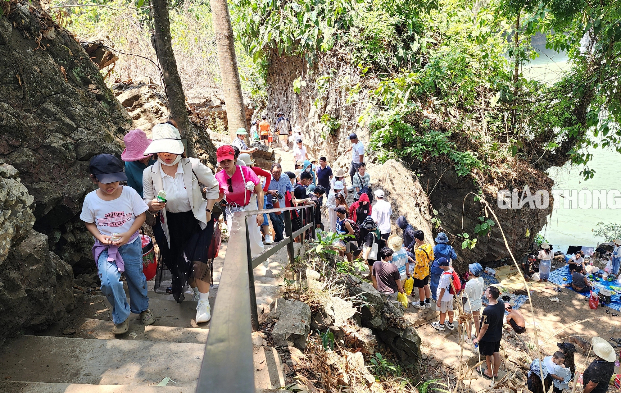 Du khách đổ xô về thác nước đẹp nhất Tây Nguyên “giải nhiệt”- Ảnh 5.