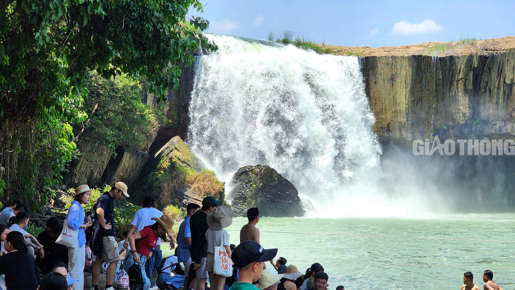 Du khách đổ xô về thác nước đẹp nhất Tây Nguyên “giải nhiệt”- Ảnh 8.