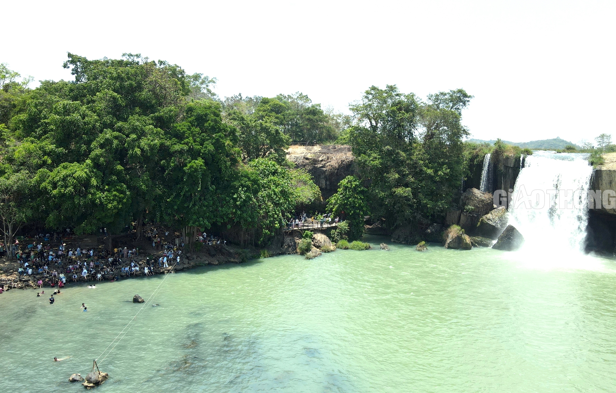Du khách đổ xô về thác nước đẹp nhất Tây Nguyên “giải nhiệt”- Ảnh 9.