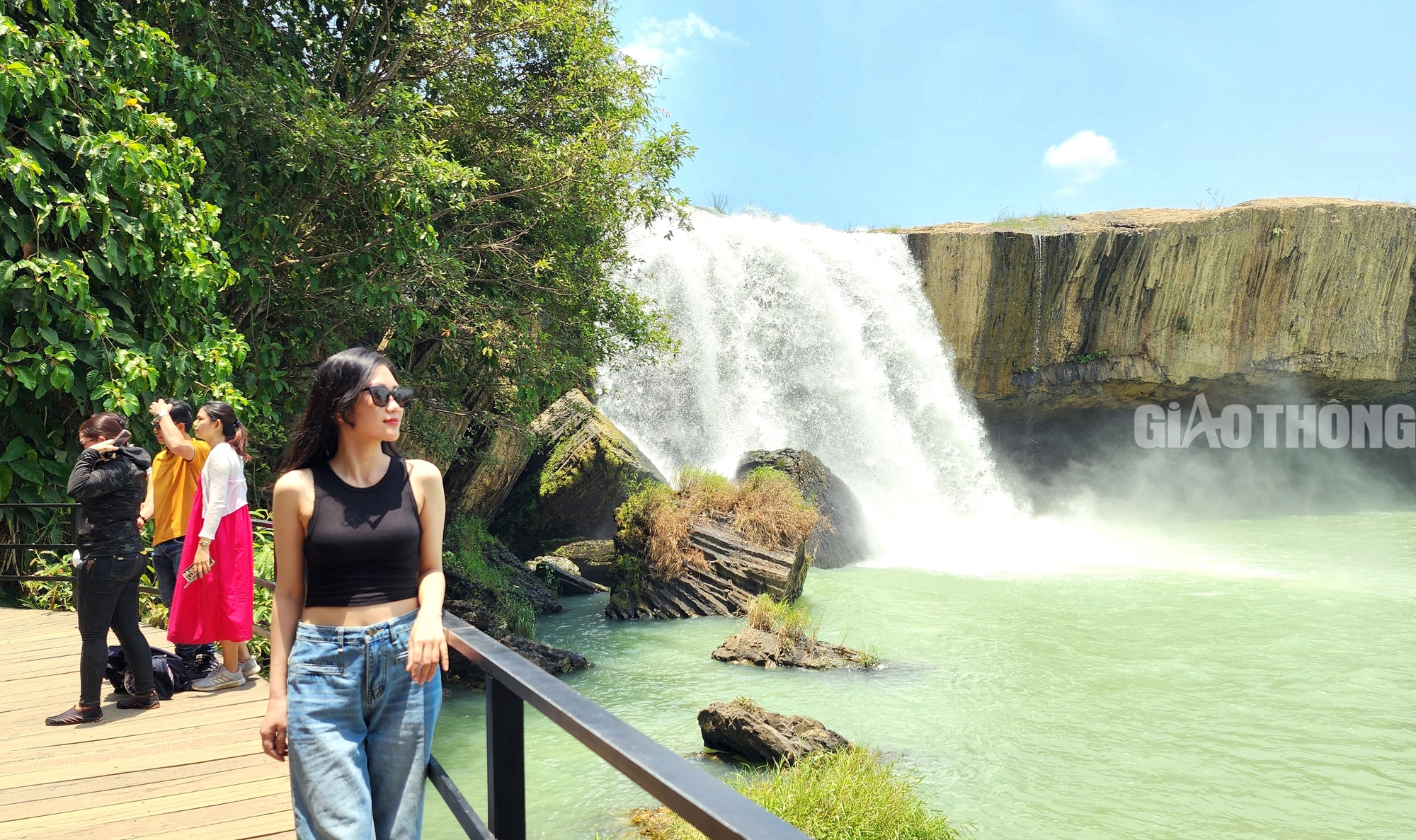 Du khách đổ xô về thác nước đẹp nhất Tây Nguyên “giải nhiệt”- Ảnh 10.