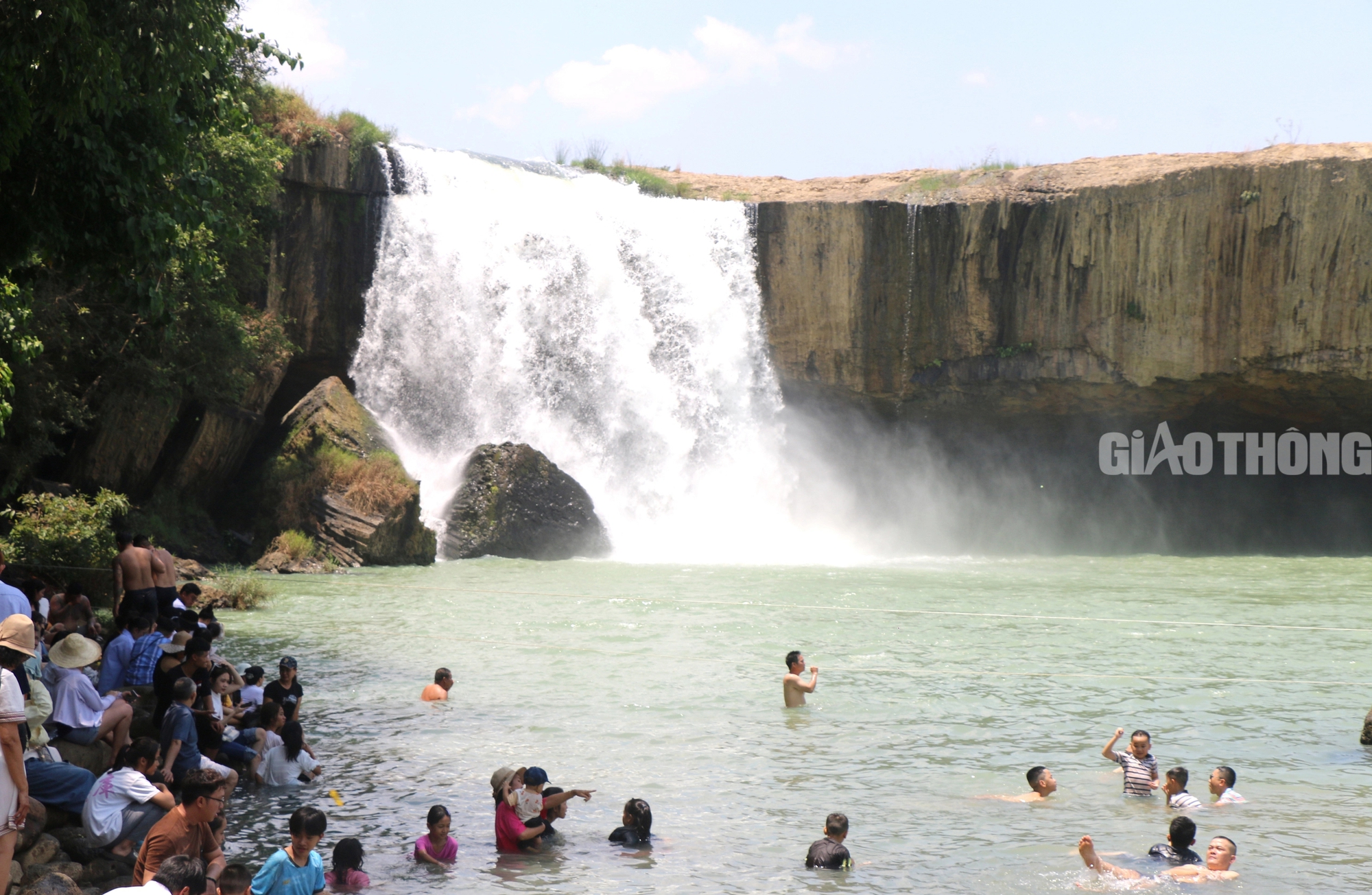 Du khách đổ xô về thác nước đẹp nhất Tây Nguyên “giải nhiệt”- Ảnh 11.