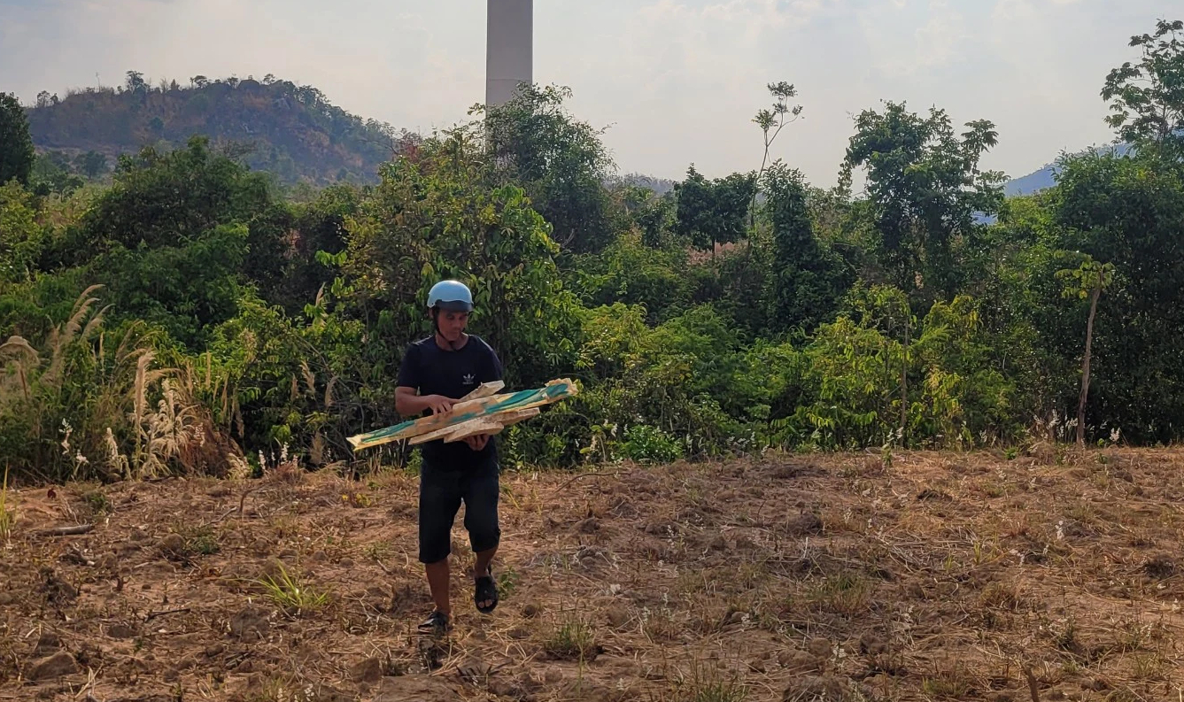 Mảnh vỡ từ quạt điện gió nặng 5kg bay xa hàng trăm mét rơi trên đất của dân- Ảnh 4.