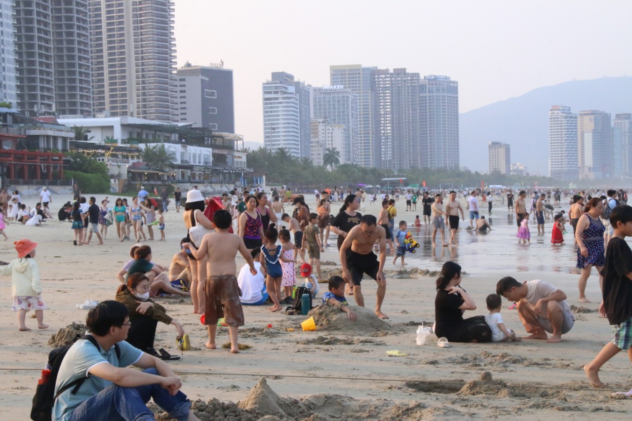Nắng nóng đỉnh điểm, du khách ùn ùn đổ về tắm biển Đà Nẵng- Ảnh 6.
