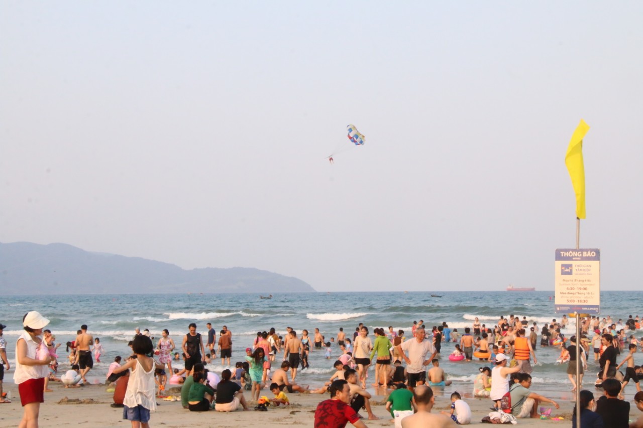 Nắng nóng đỉnh điểm, du khách ùn ùn đổ về tắm biển Đà Nẵng- Ảnh 7.