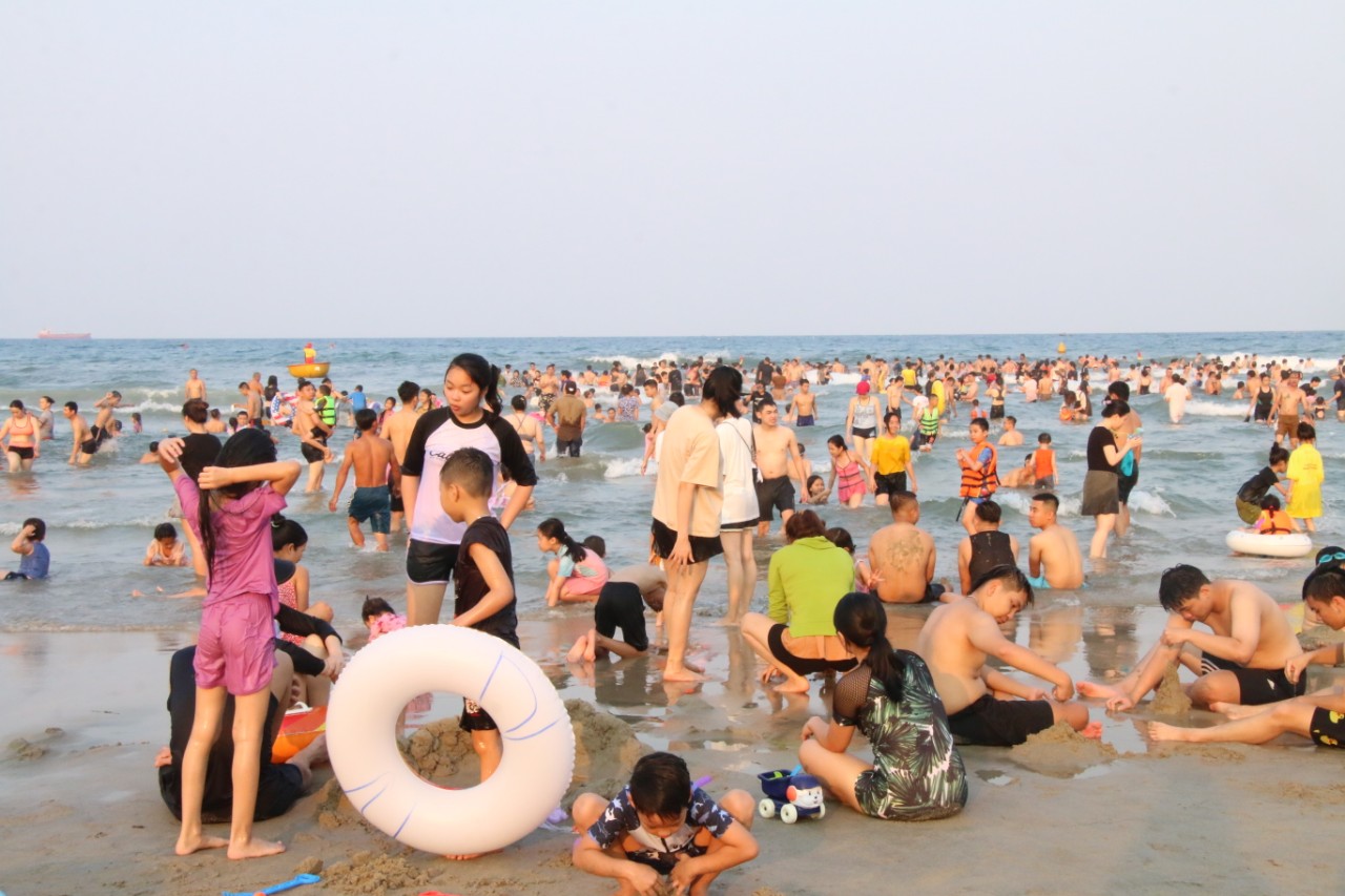 Nắng nóng đỉnh điểm, du khách ùn ùn đổ về tắm biển Đà Nẵng- Ảnh 9.
