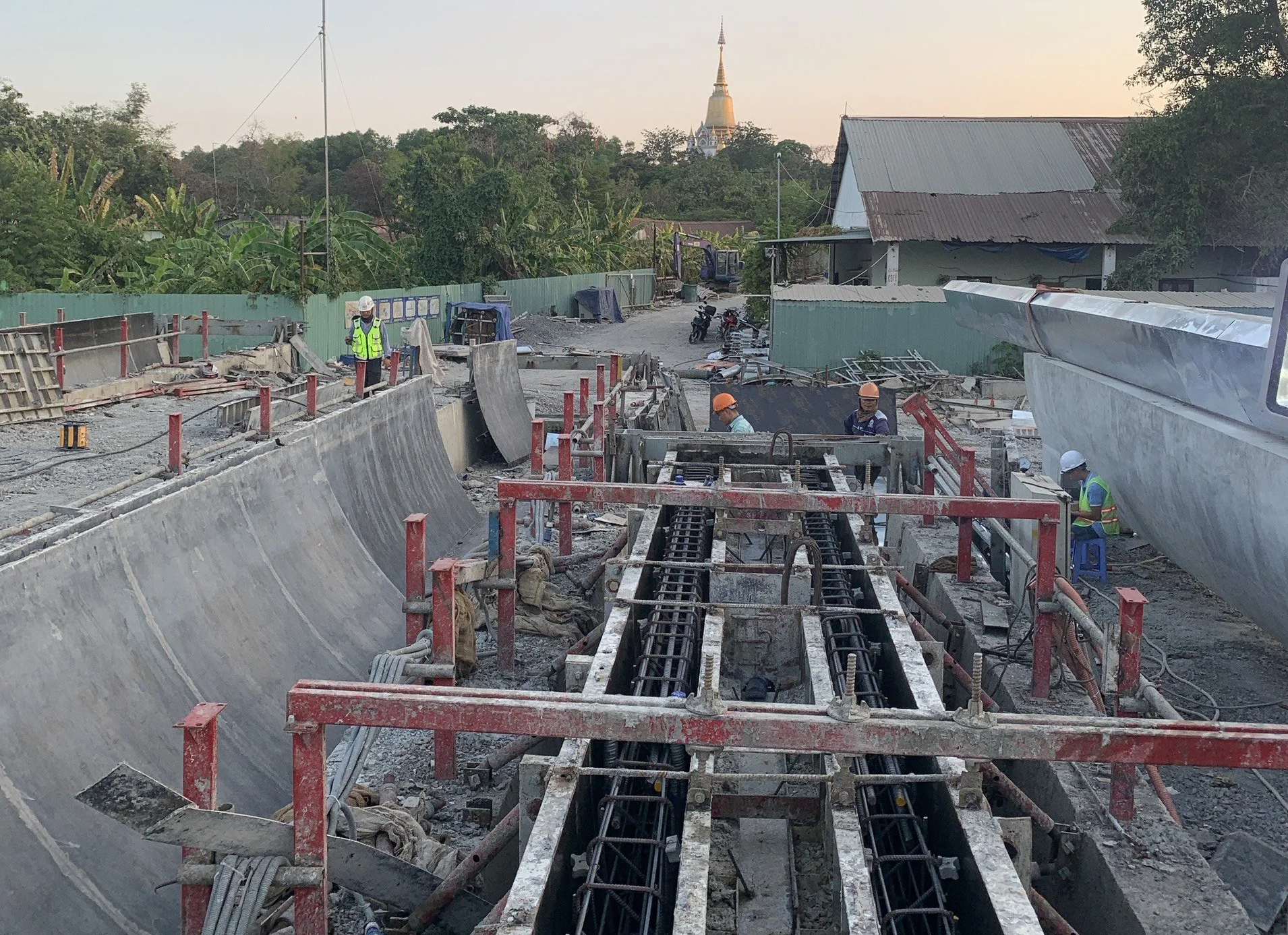 TP.HCM: Hoàn thành 2 cầu bộ hành kết nối metro số 1- Ảnh 2.