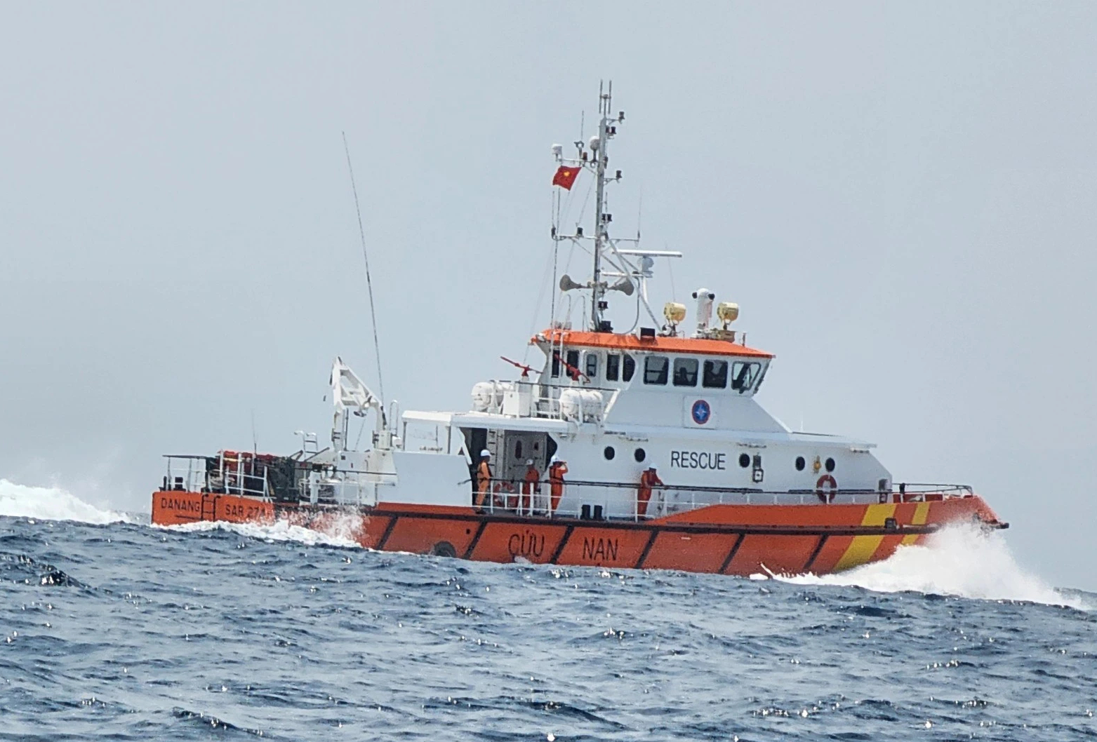 Vụ sà lan chìm ở Quảng Ngãi: Bộ GTVT chỉ đạo tiếp tục tìm kiếm nạn nhân mất tích- Ảnh 1.