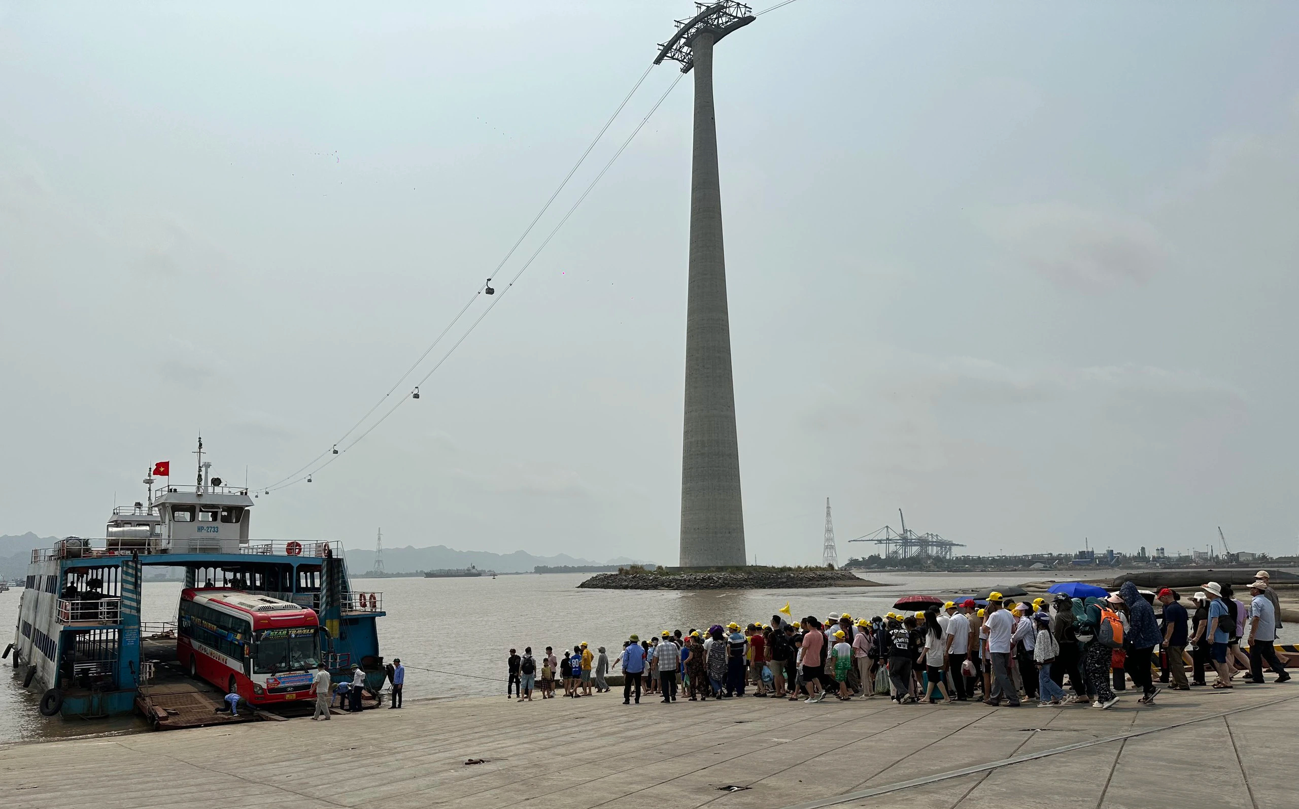 Phà Đồng Bài ùn tắc kéo dài, khách ra Cát Bà xếp hàng chờ 3-4 giờ dưới nắng nóng- Ảnh 6.