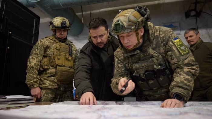 Tổng tư lệnh quân đội Ukraine cho biết binh lính đã phải rút lui về các cứ điểm mới nằm về phía tây sau khi đối phương tiến đến và tập trung lực lượng, đồng thời kêu gọi phương Tây viện trợ vũ khí cho Kiev.
