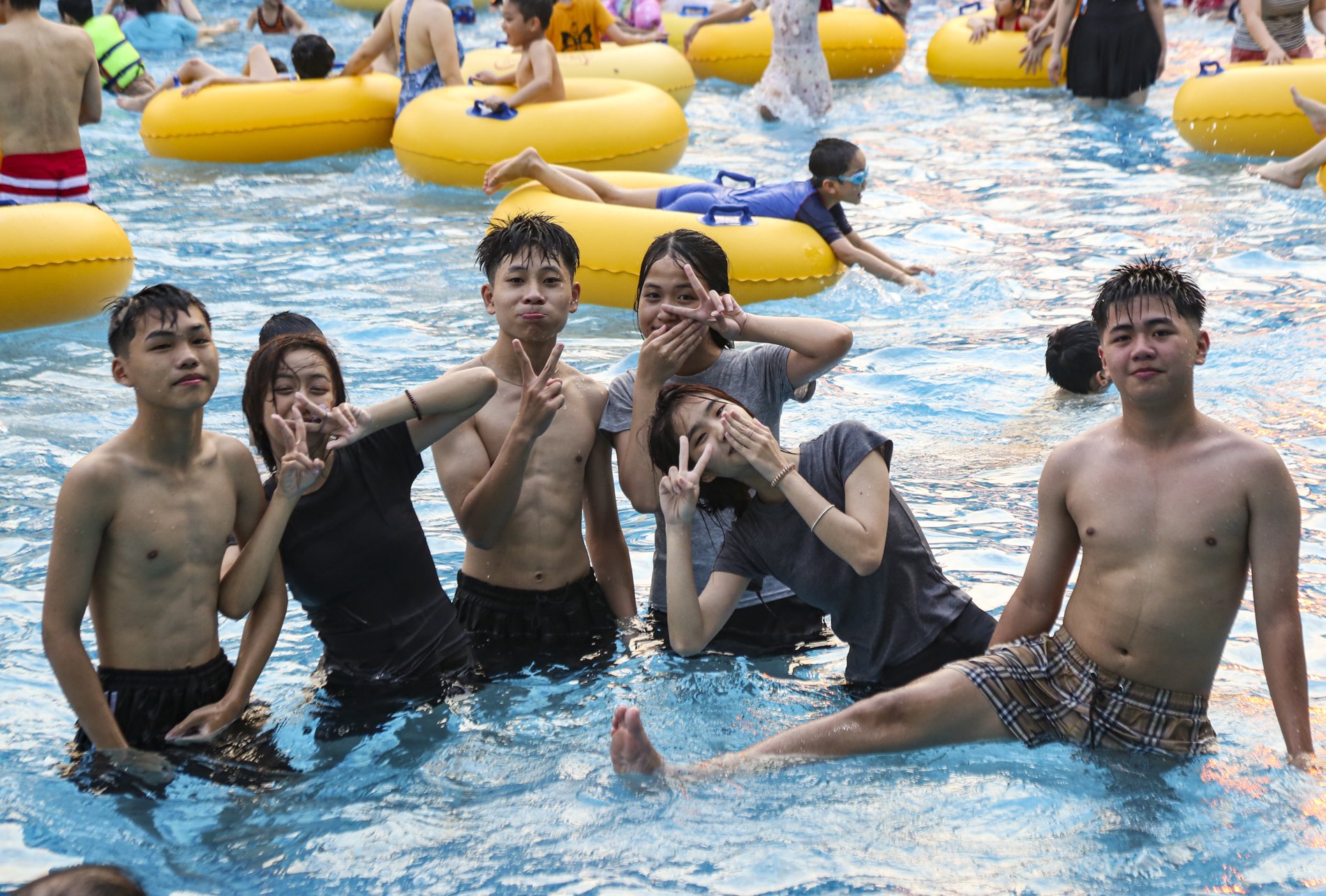 Công viên nước Hồ Tây ken kín người vui chơi giải nhiệt dịp nghỉ lễ- Ảnh 7.