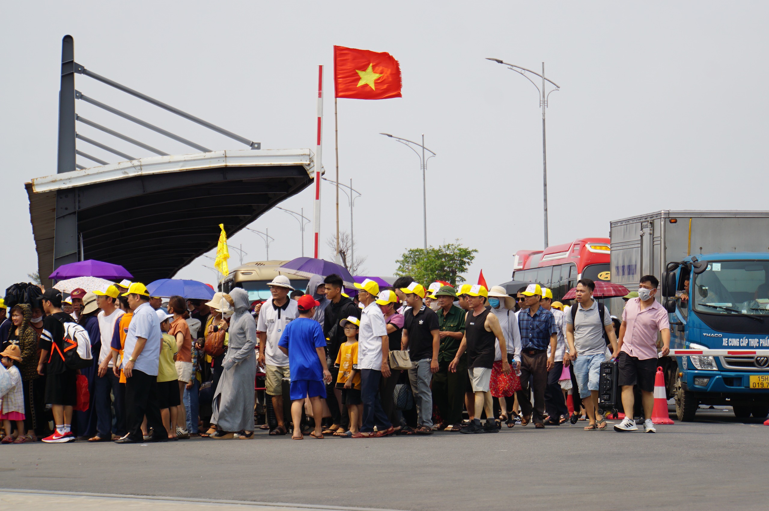 Phà Đồng Bài ùn tắc kéo dài, khách ra Cát Bà xếp hàng chờ 3-4 giờ dưới nắng nóng- Ảnh 1.