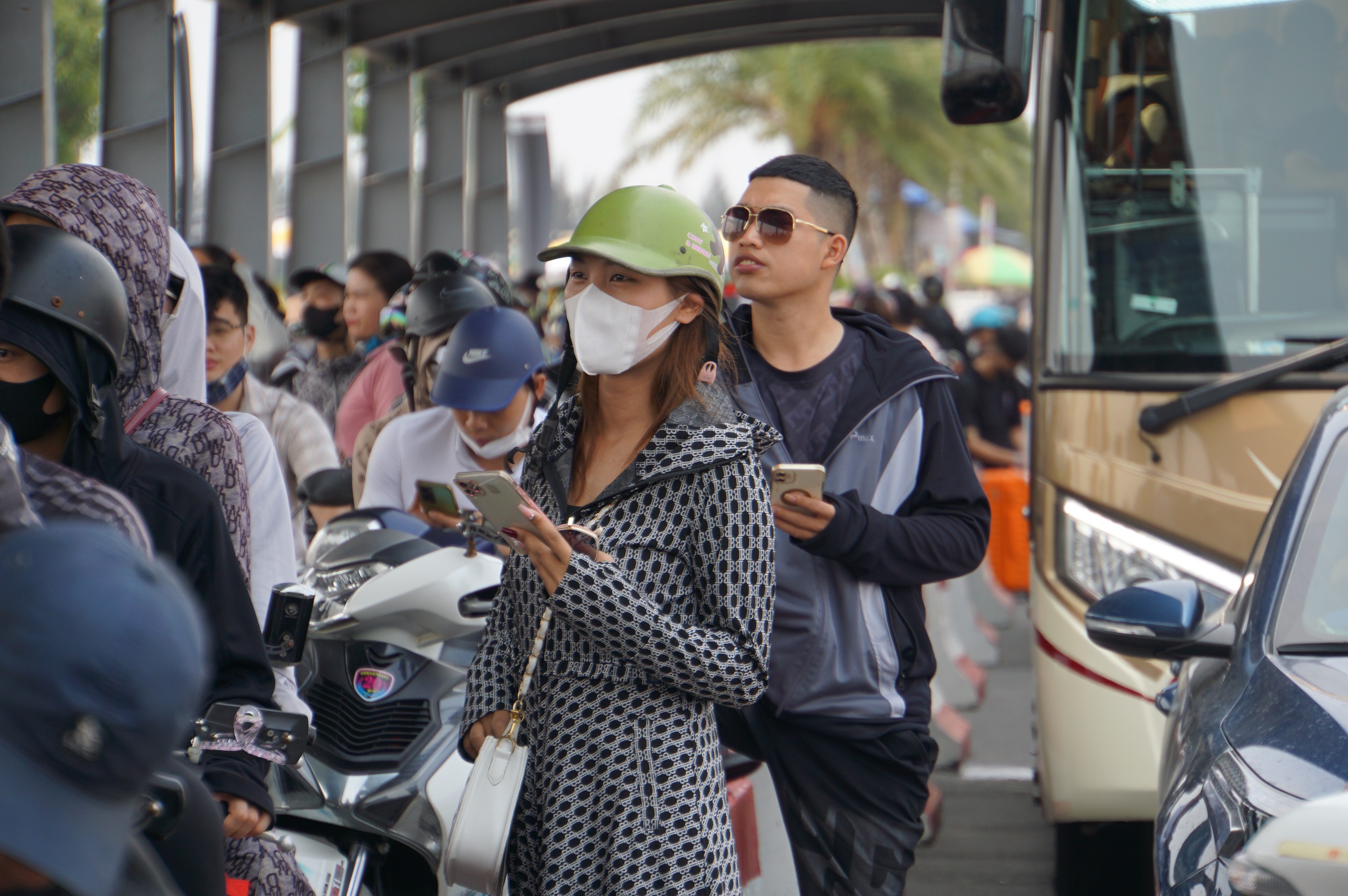 Phà Đồng Bài ùn tắc kéo dài, khách ra Cát Bà xếp hàng chờ 3-4 giờ dưới nắng nóng- Ảnh 7.