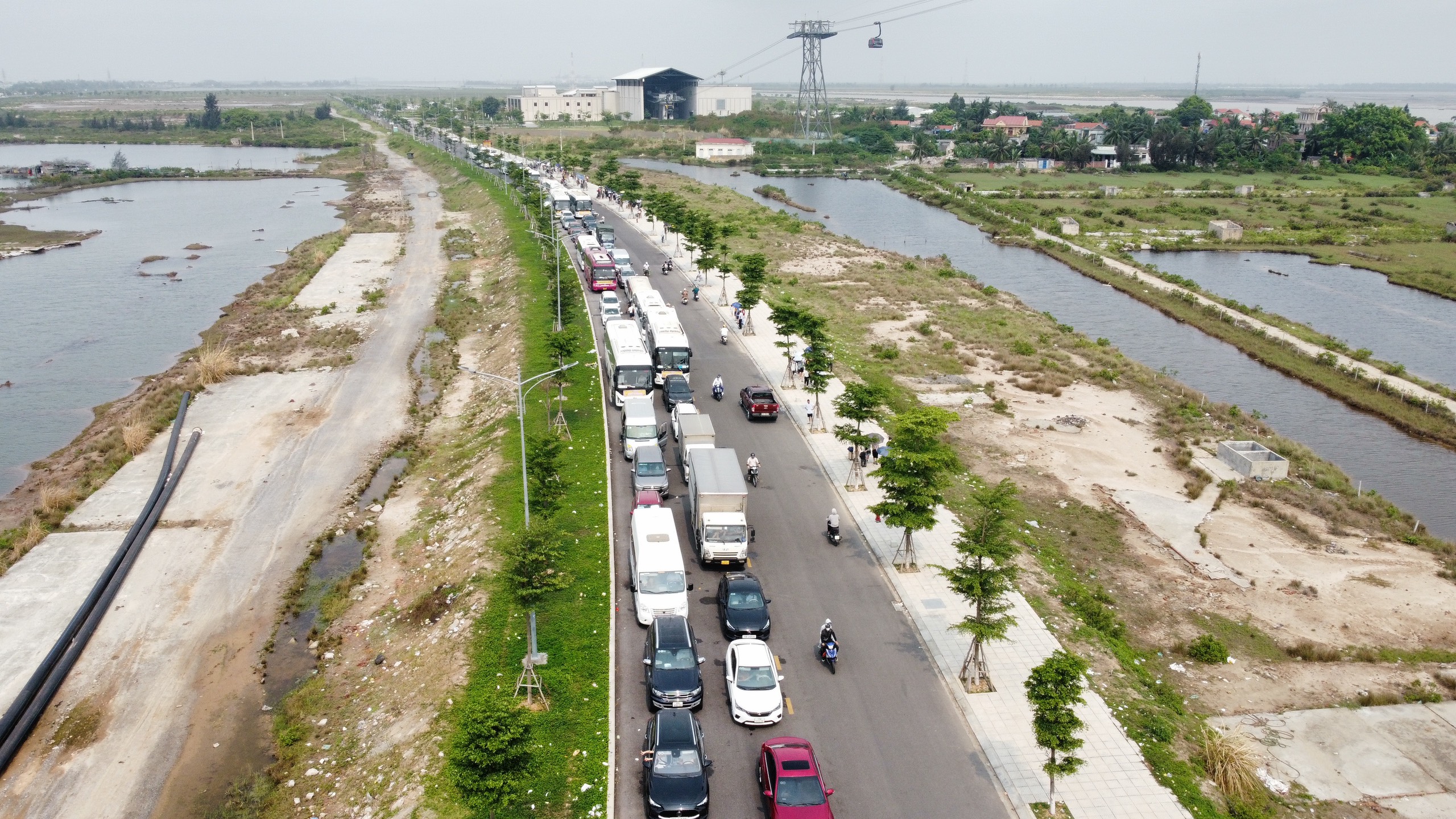 Phà Đồng Bài ùn tắc kéo dài, khách ra Cát Bà xếp hàng chờ 3-4 giờ dưới nắng nóng- Ảnh 2.