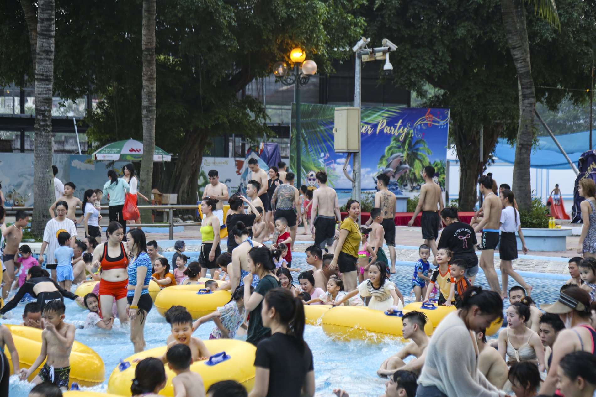 Công viên nước Hồ Tây ken kín người vui chơi giải nhiệt dịp nghỉ lễ- Ảnh 2.