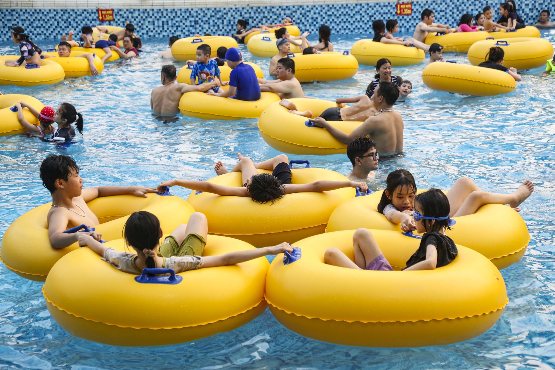 Công viên nước Hồ Tây ken kín người vui chơi giải nhiệt dịp nghỉ lễ- Ảnh 10.
